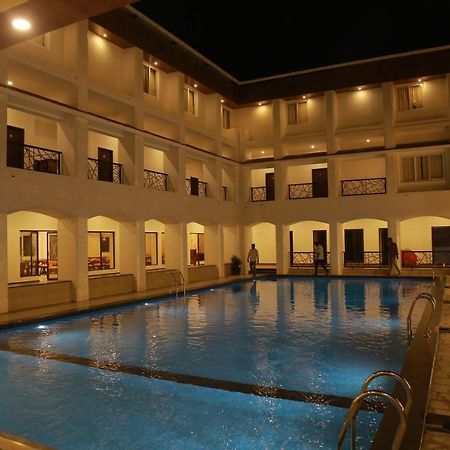 Hotel The Riviera Theni Esterno foto