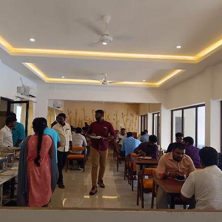 Hotel The Riviera Theni Esterno foto