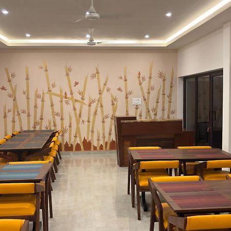 Hotel The Riviera Theni Esterno foto