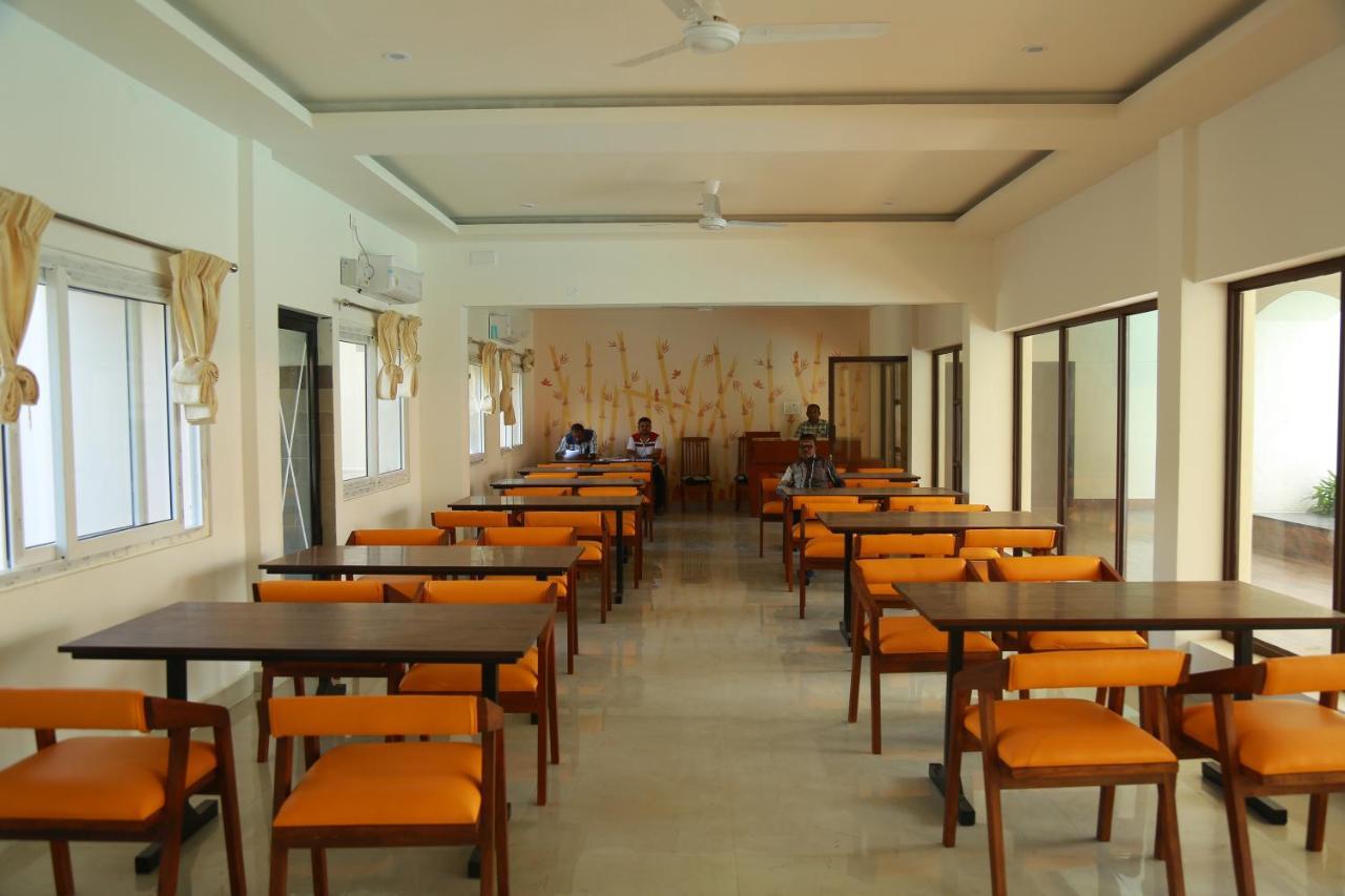 Hotel The Riviera Theni Esterno foto