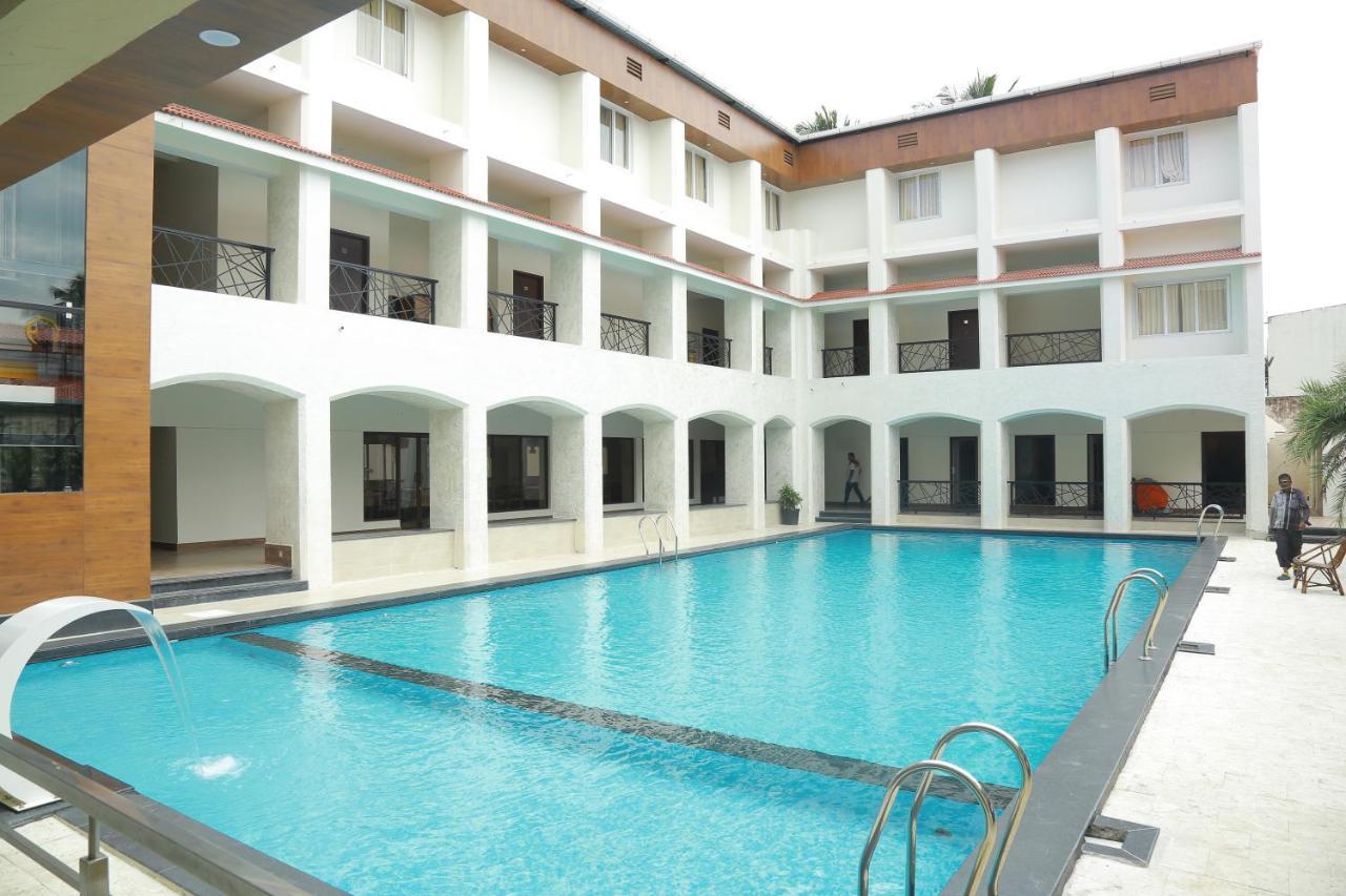 Hotel The Riviera Theni Esterno foto