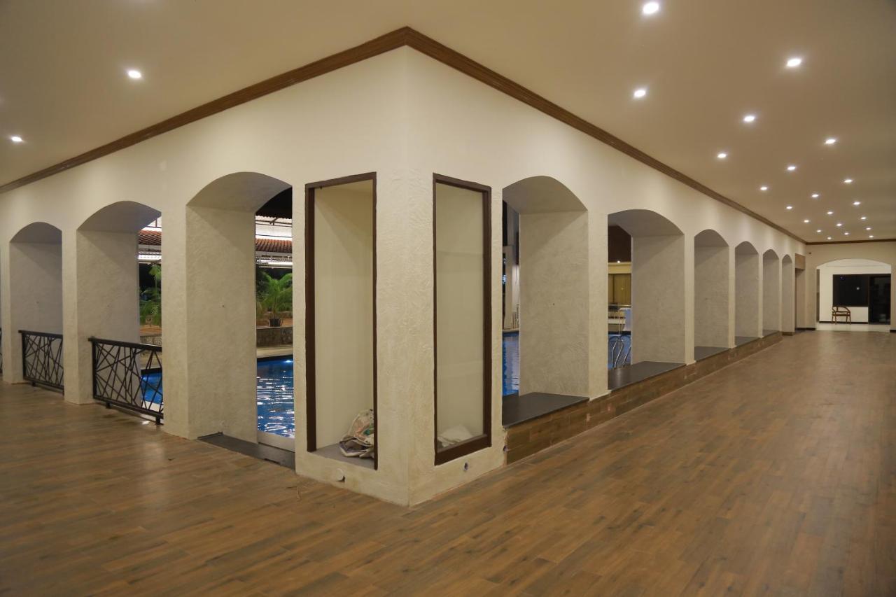 Hotel The Riviera Theni Esterno foto