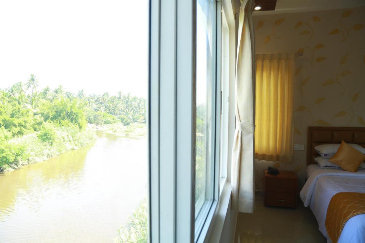 Hotel The Riviera Theni Esterno foto