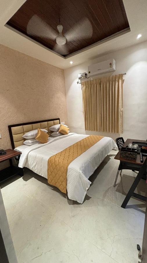 Hotel The Riviera Theni Esterno foto