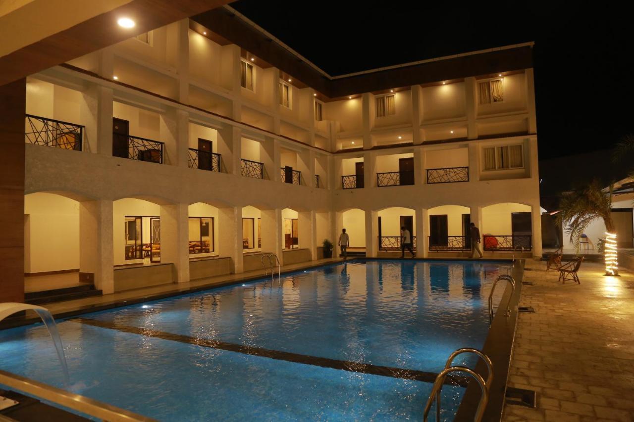 Hotel The Riviera Theni Esterno foto