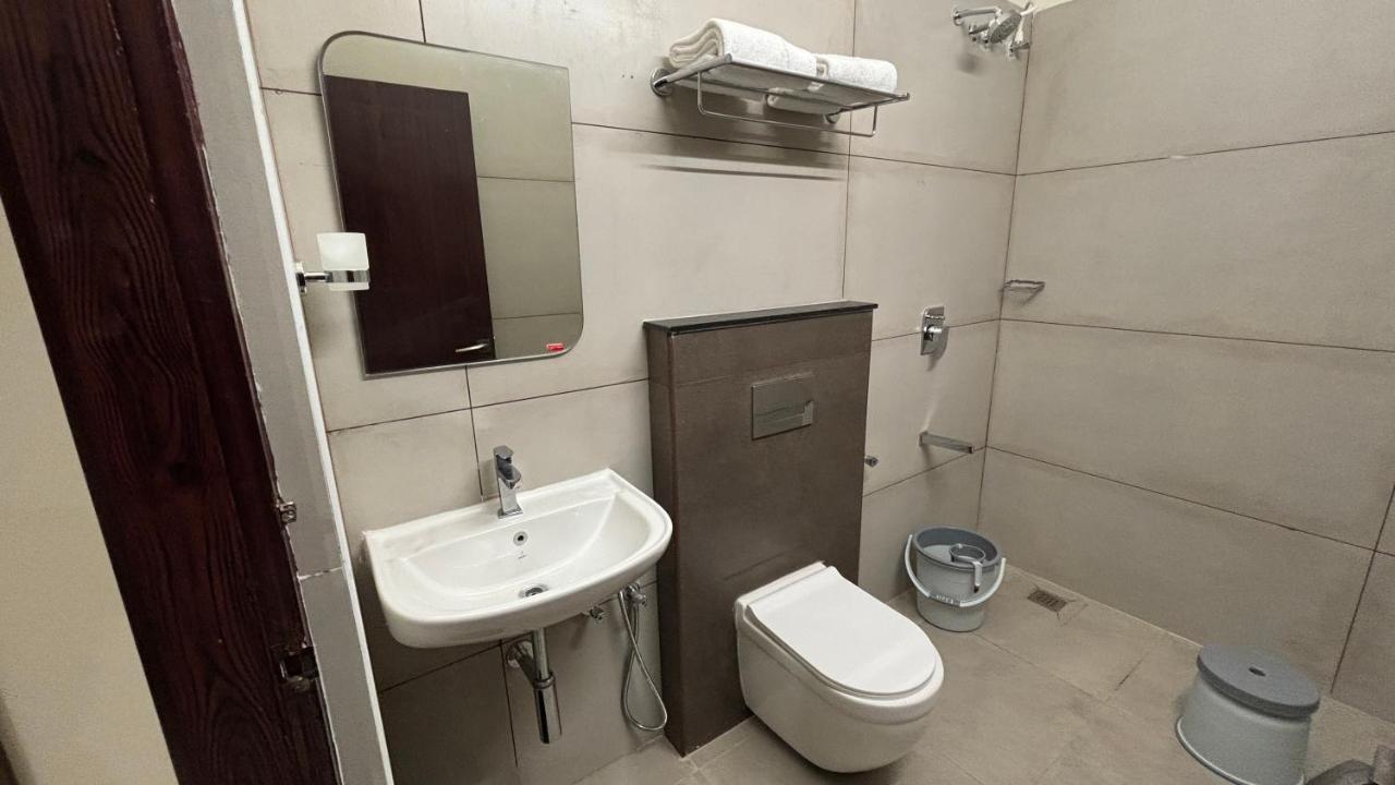 Hotel The Riviera Theni Esterno foto