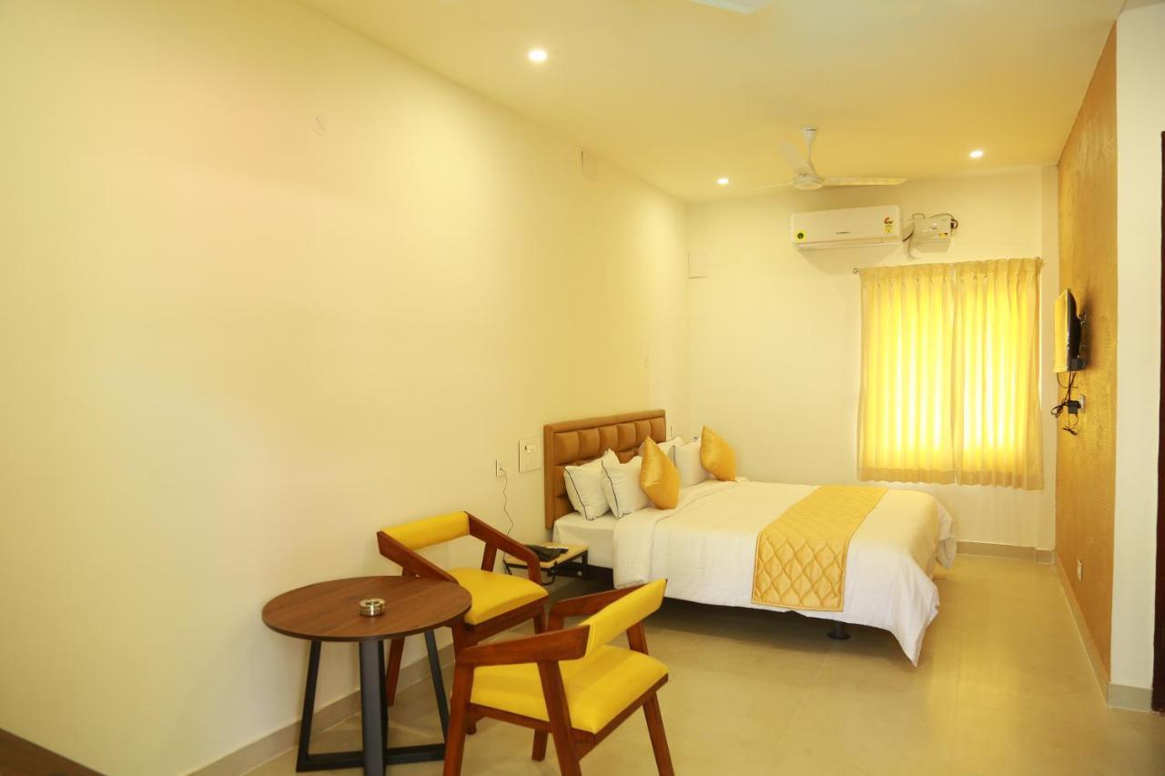 Hotel The Riviera Theni Esterno foto