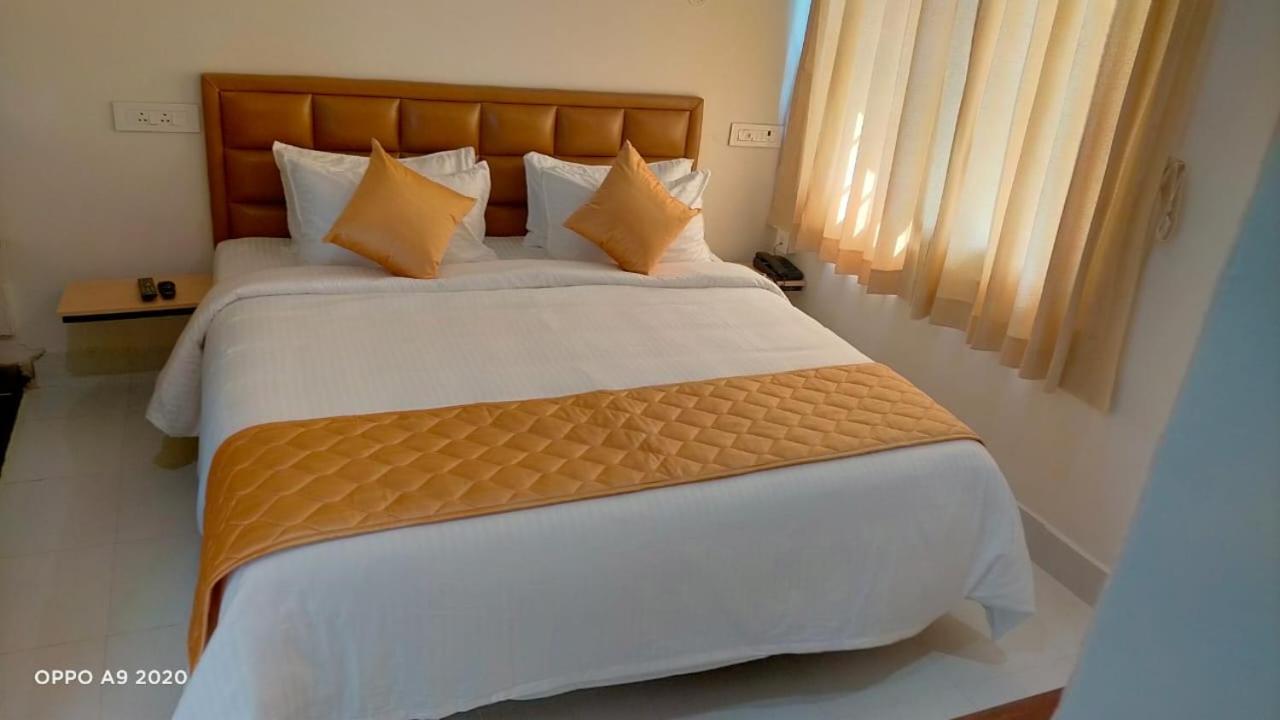 Hotel The Riviera Theni Esterno foto