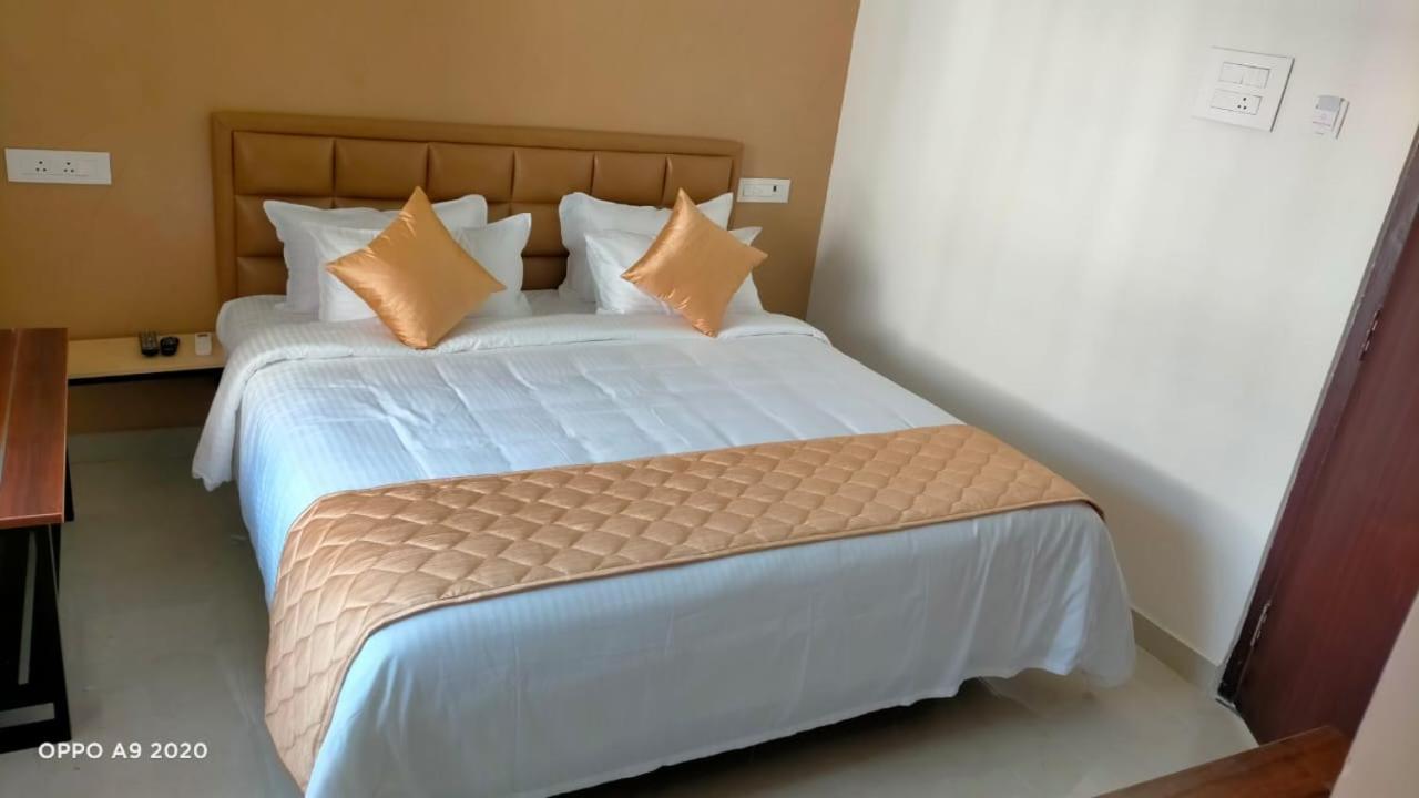 Hotel The Riviera Theni Esterno foto