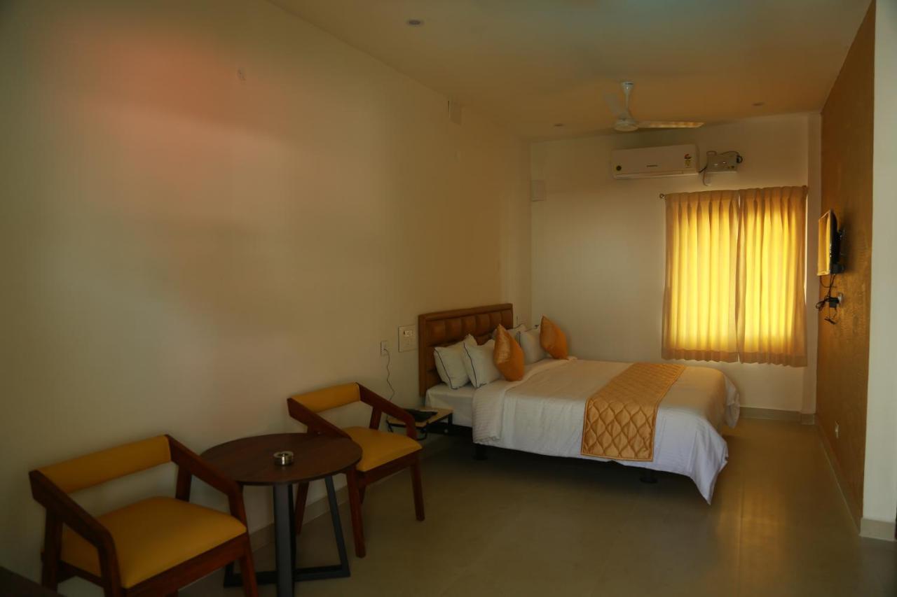 Hotel The Riviera Theni Esterno foto