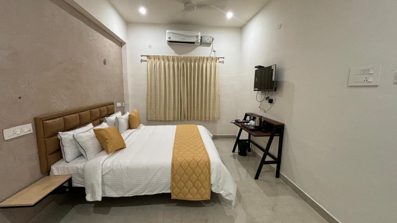 Hotel The Riviera Theni Esterno foto