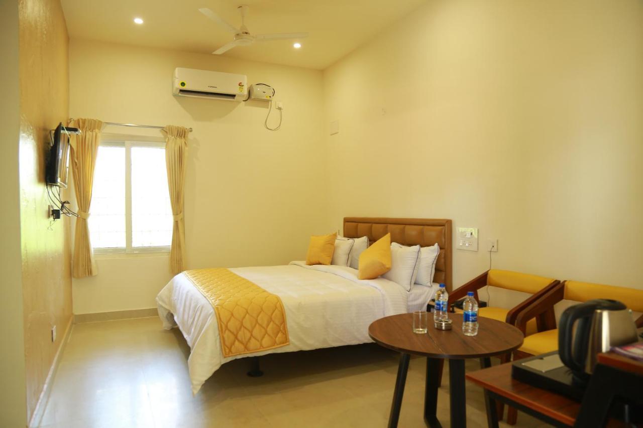 Hotel The Riviera Theni Esterno foto