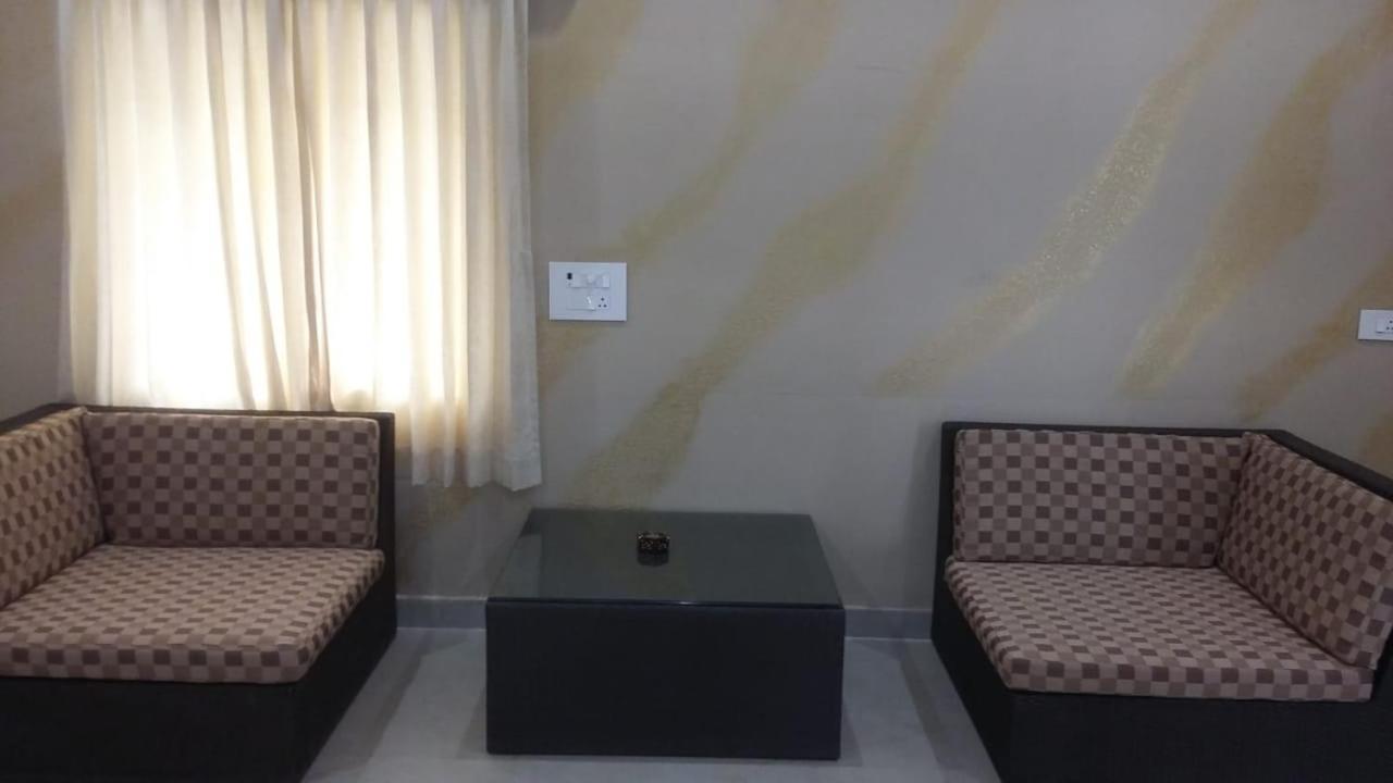 Hotel The Riviera Theni Esterno foto