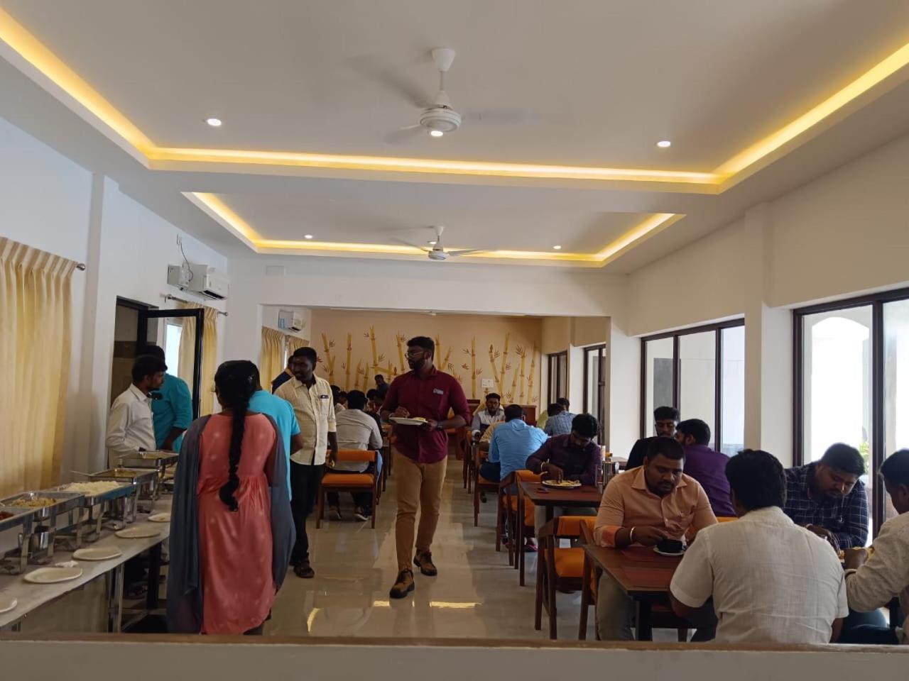 Hotel The Riviera Theni Esterno foto