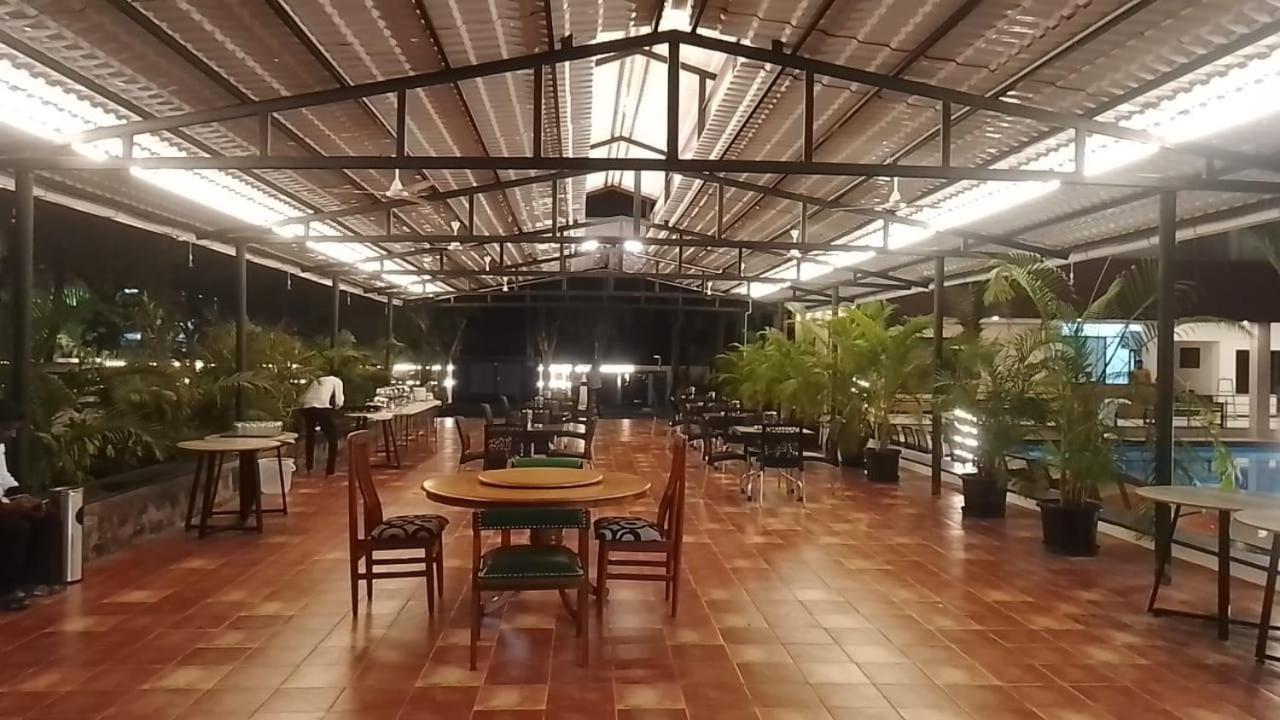Hotel The Riviera Theni Esterno foto