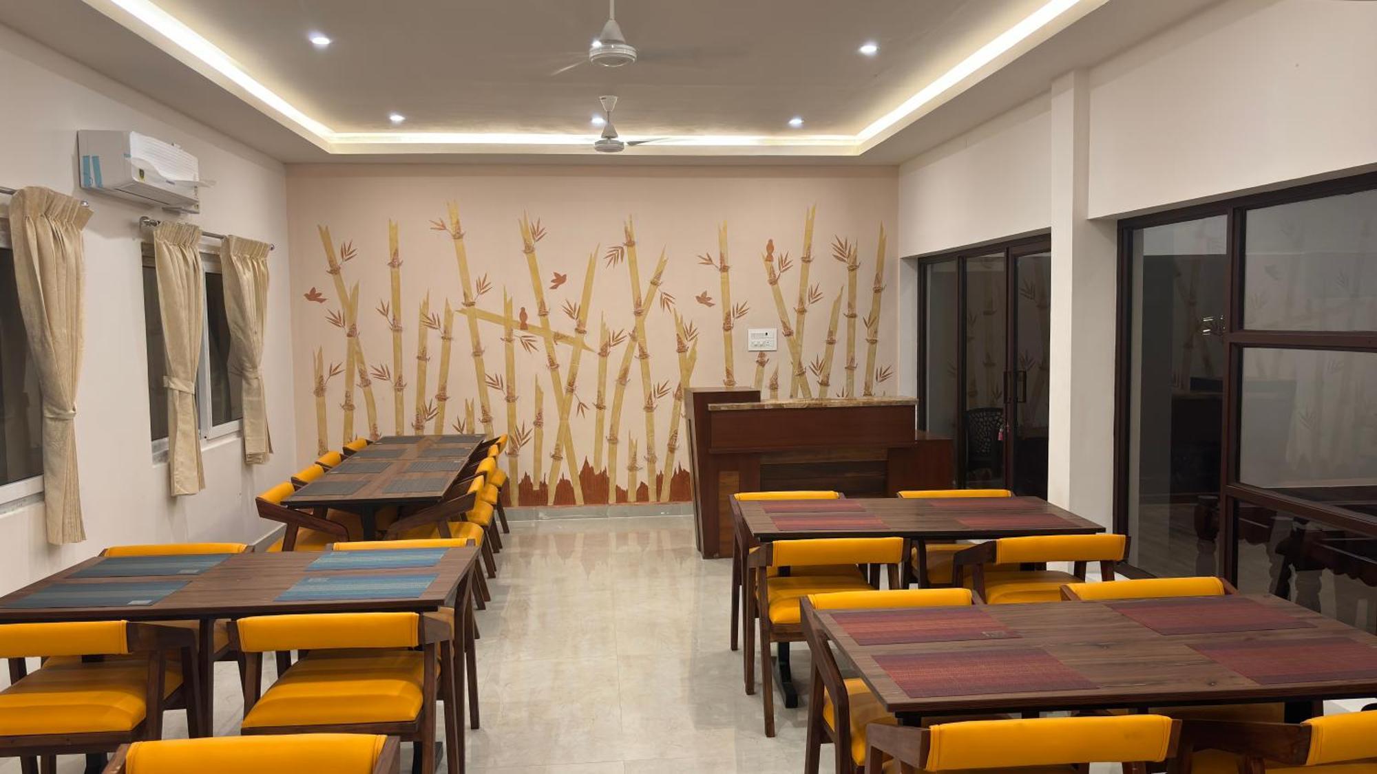 Hotel The Riviera Theni Esterno foto