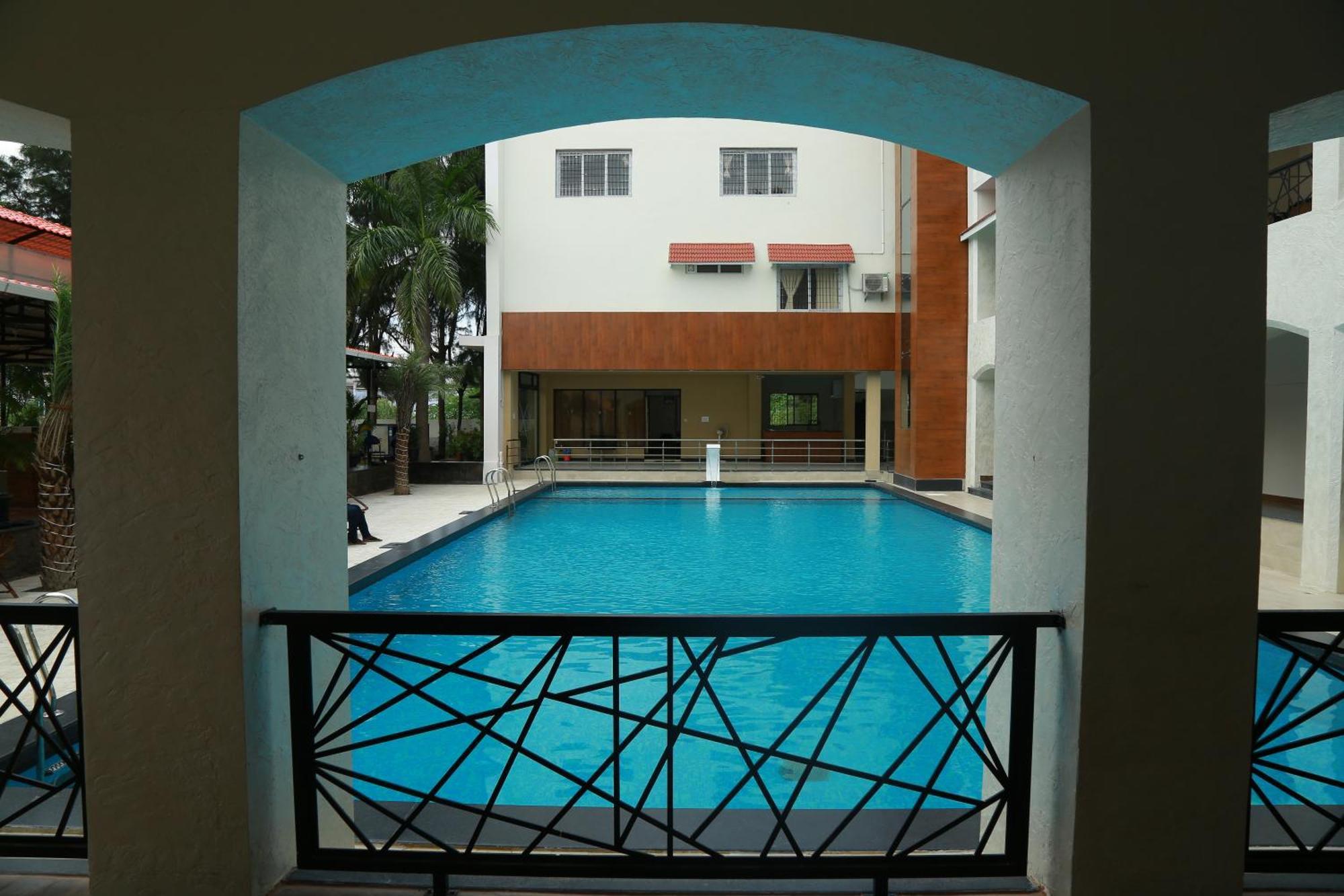 Hotel The Riviera Theni Esterno foto