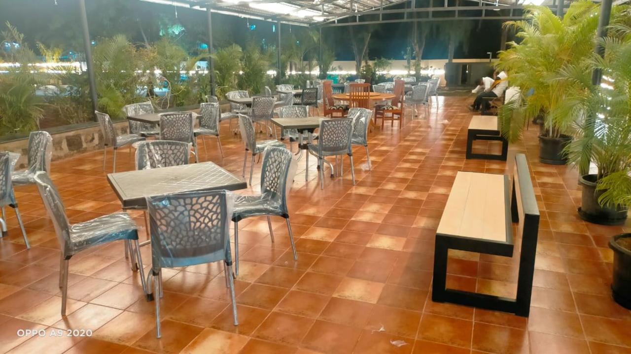 Hotel The Riviera Theni Esterno foto